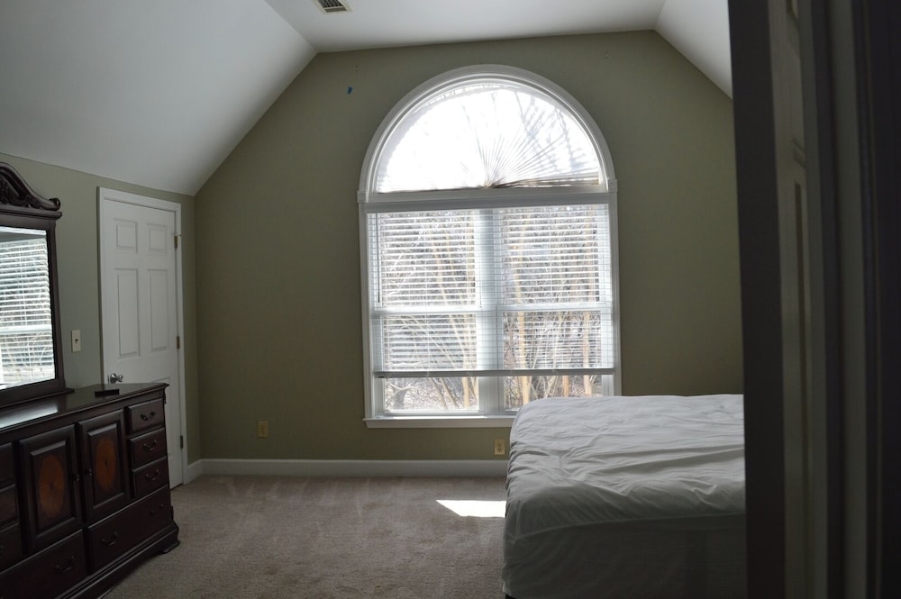 5 BR House Lake Retreat w/ Hot Tub, Sleeps 12