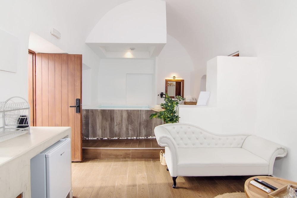 Santorini Luxury Suite w Rooftop Hottub Seaview
