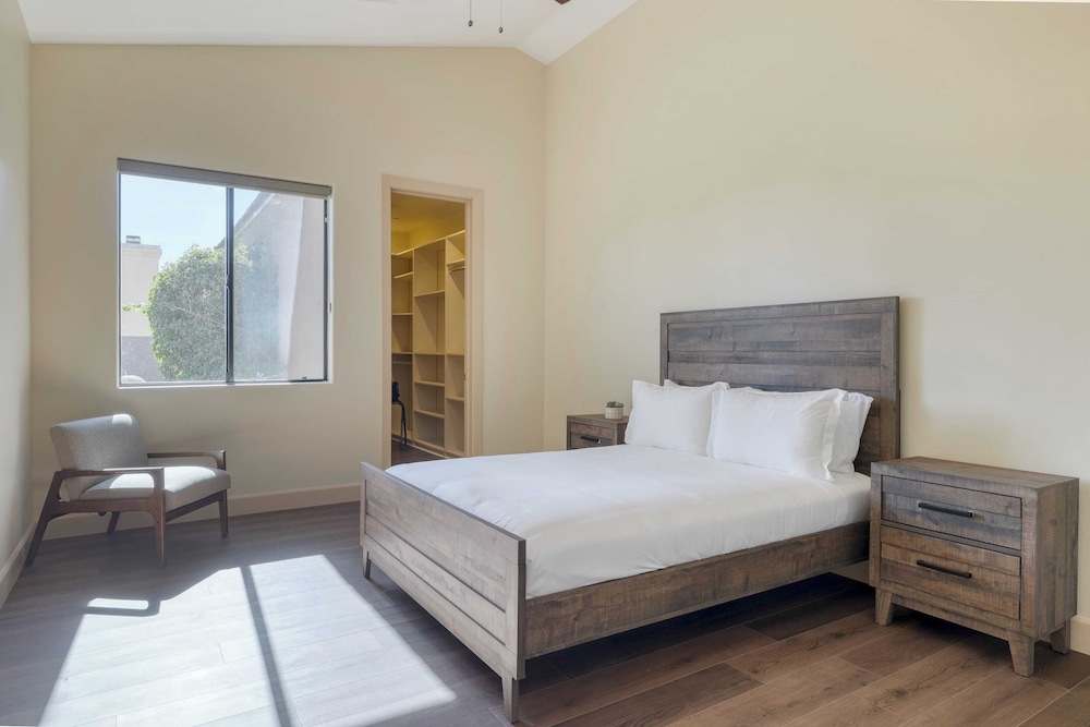 Luxe Scottsdale Oasis With Pool, Hot Tub, Firepit and Outdoor Lounge Avantstay