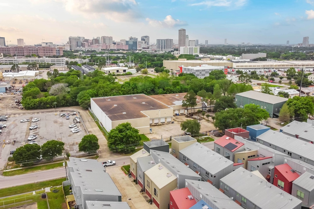 Modern Houston Townhome: 5 Miles to Downtown!