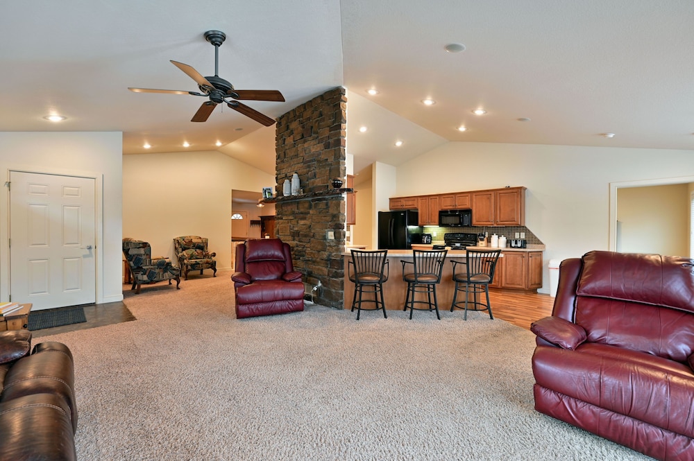 Unit 701 5 Bd 3 Ba 5 Bedroom Condo by RedAwning