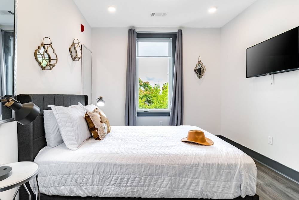 Lindsley by Avantstay Balcony Modern Design A Downtown Location