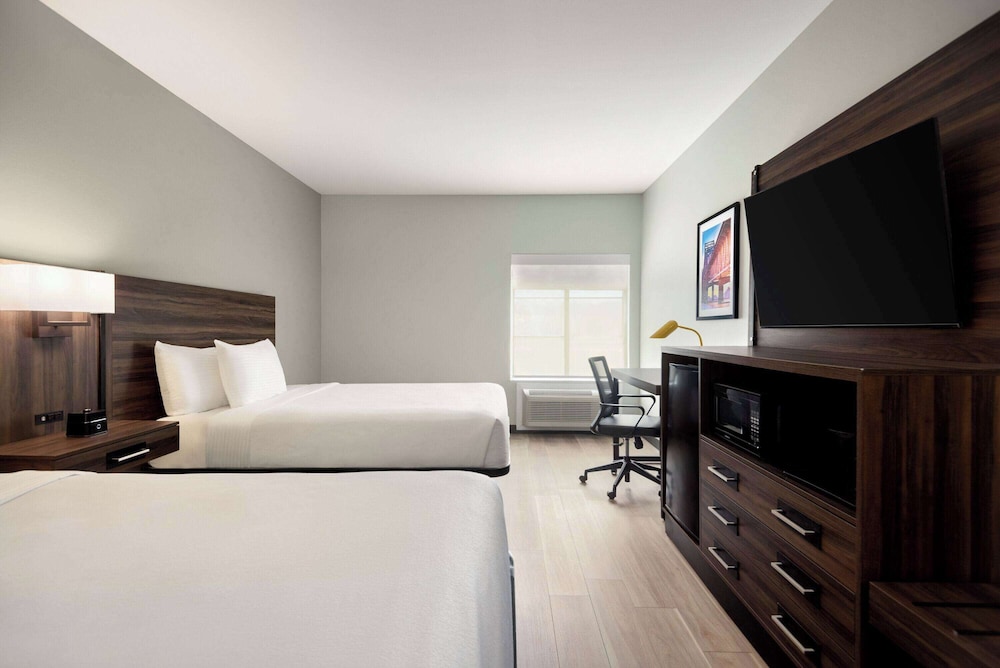 La Quinta Inn & Suites by Wyndham Gonzales LA