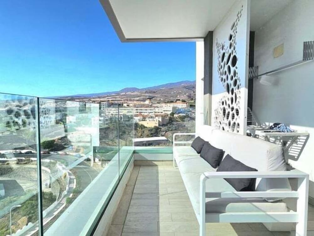 Ocean Garden 2BR Apartment Heated Pool Parking