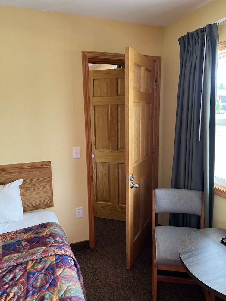All Star Inn & Suites