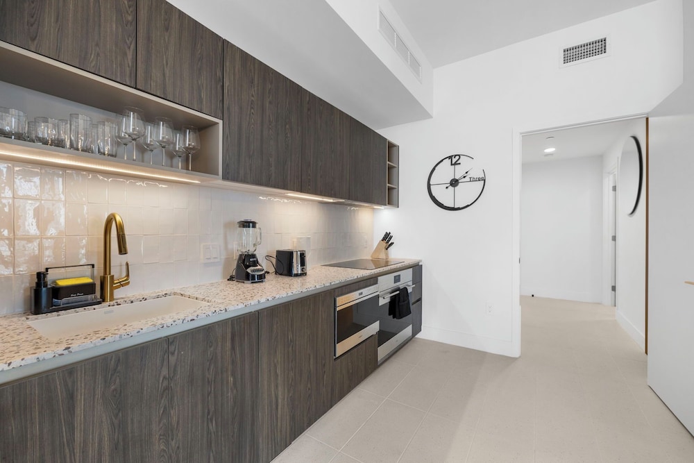 Lux Studio W City Views and Pool