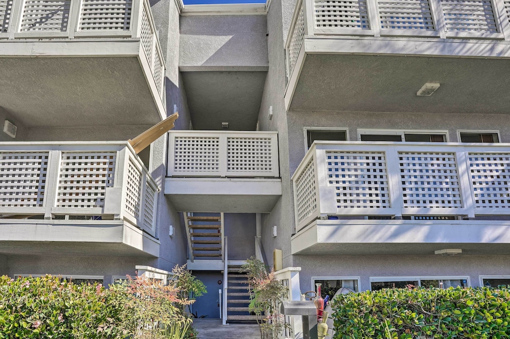 Cozy-chic Condo: Walk to Beach & Park!