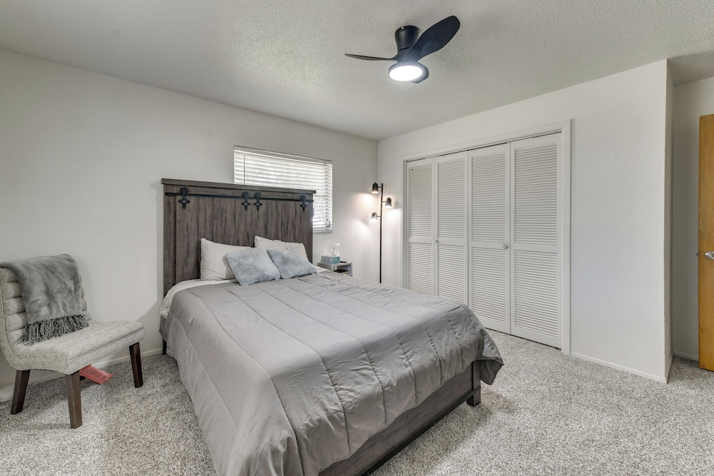 7 Mi to Siesta Beach: Home w/ Furnished Patio!