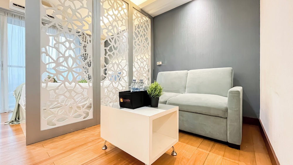 Good Location Studio At Apartment Tamansari The Hive Near Lrt Station