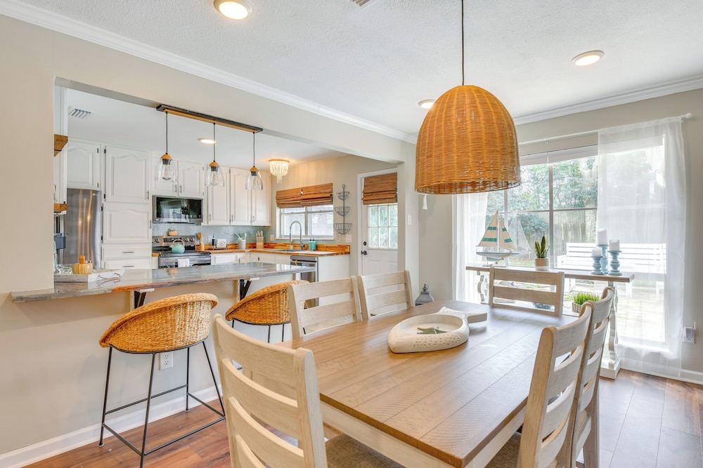 2 Mi to Shore: Modern Retreat in Fort Walton Beach