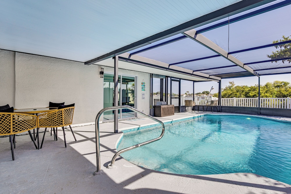 Canal-front Holiday Home Near Beach: Swim & Paddle