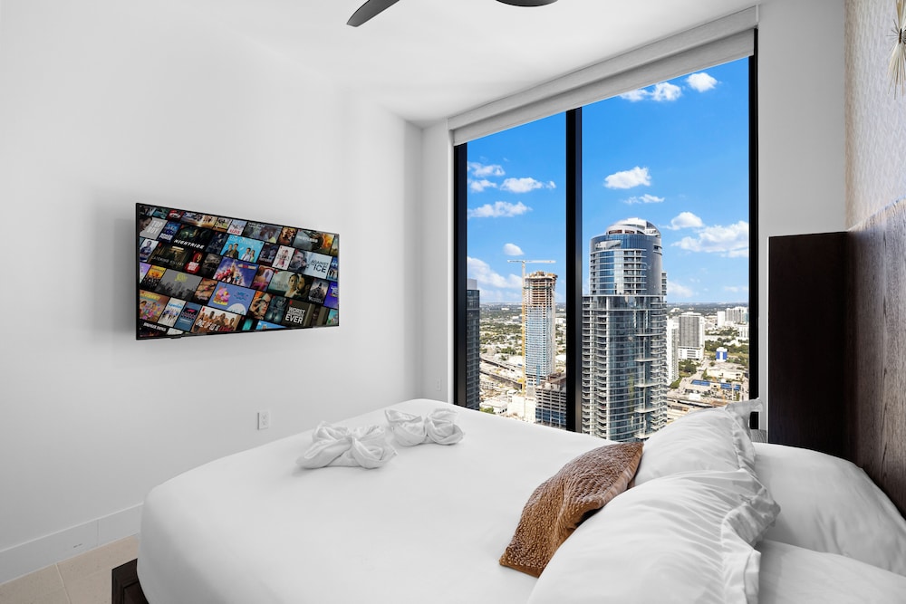 Lux Studio W City Views and Pool