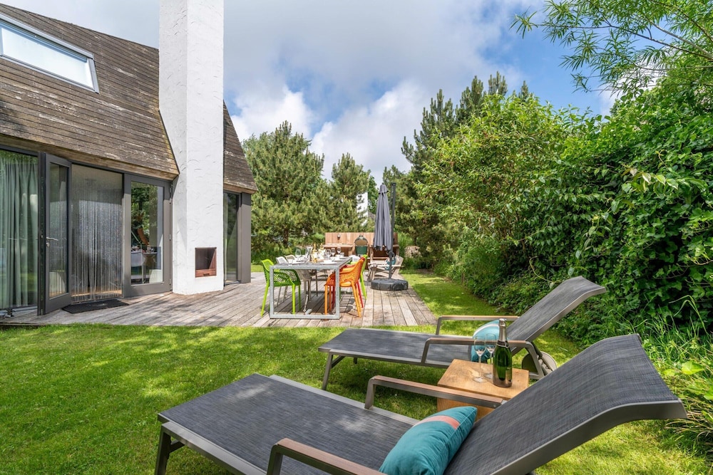 Relaxed and Atmospheric 6-person Villa Near the Forest