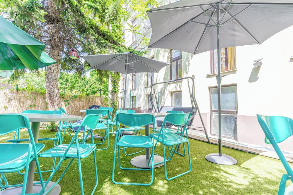 Stylish 2BR Apt Garden Modern Comforts