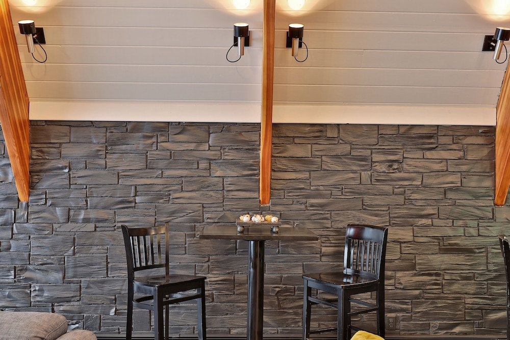 Rent An Inn! Takeover The Birch Ridge W/ Your Group. Mountain Lodge: 11 Rooms, Bar, Fireplace. 28ppl 11 Bedroom Home