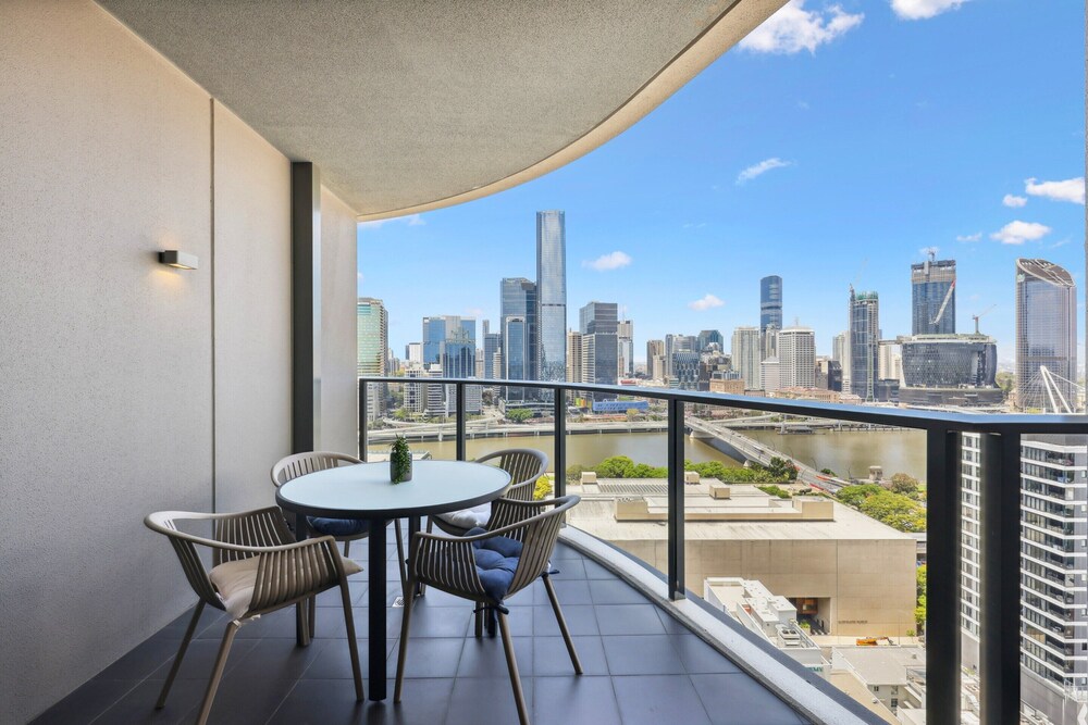 Chic 2-bed With Rooftop Pool Overlooking the City