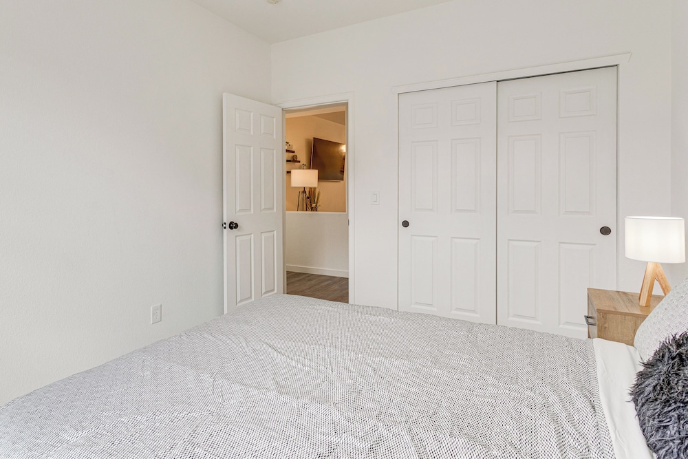 Seasonal Pool, Balcony: Quiet & Cozy Aurora Condo!