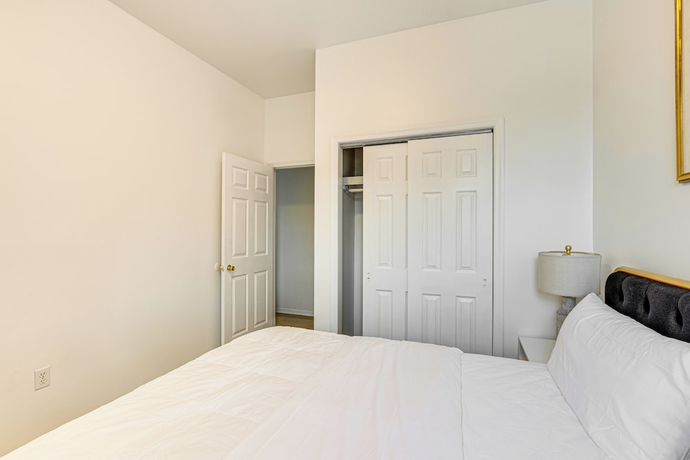 1 Mi to Prudential Center: Remote Work-ready Apt
