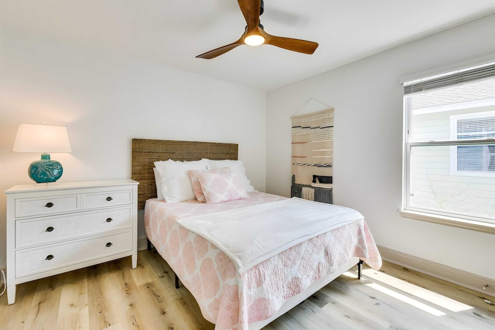 Salty Rose Inn by Avantstay Inlet Beach Home w/ Porch, Firepit & Pool Access