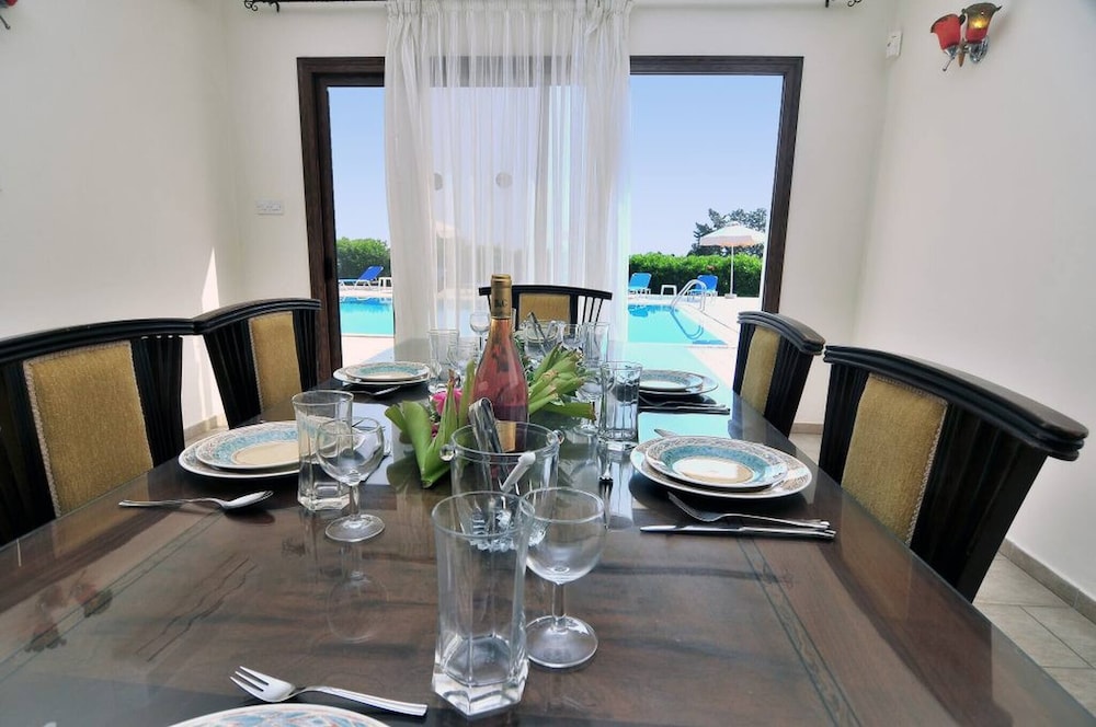 Impressive Large Villa Huge Heated Pool Garden