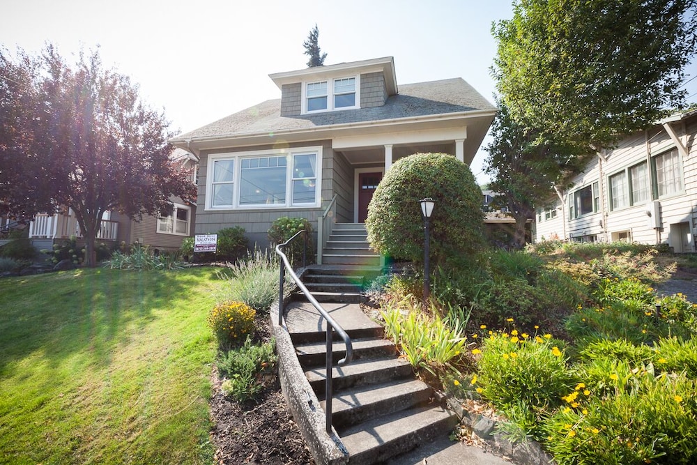 Sweet Columbia 3 Bedroom Home by Redawning view 5