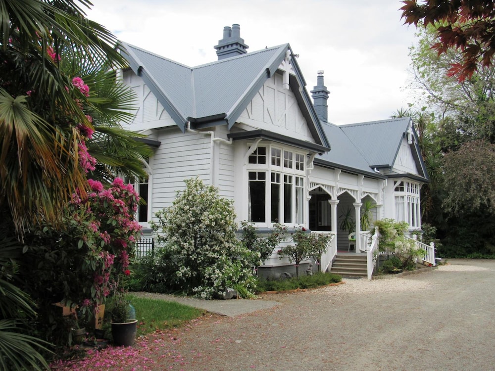 The White Elephant Accommodation - Hostel
