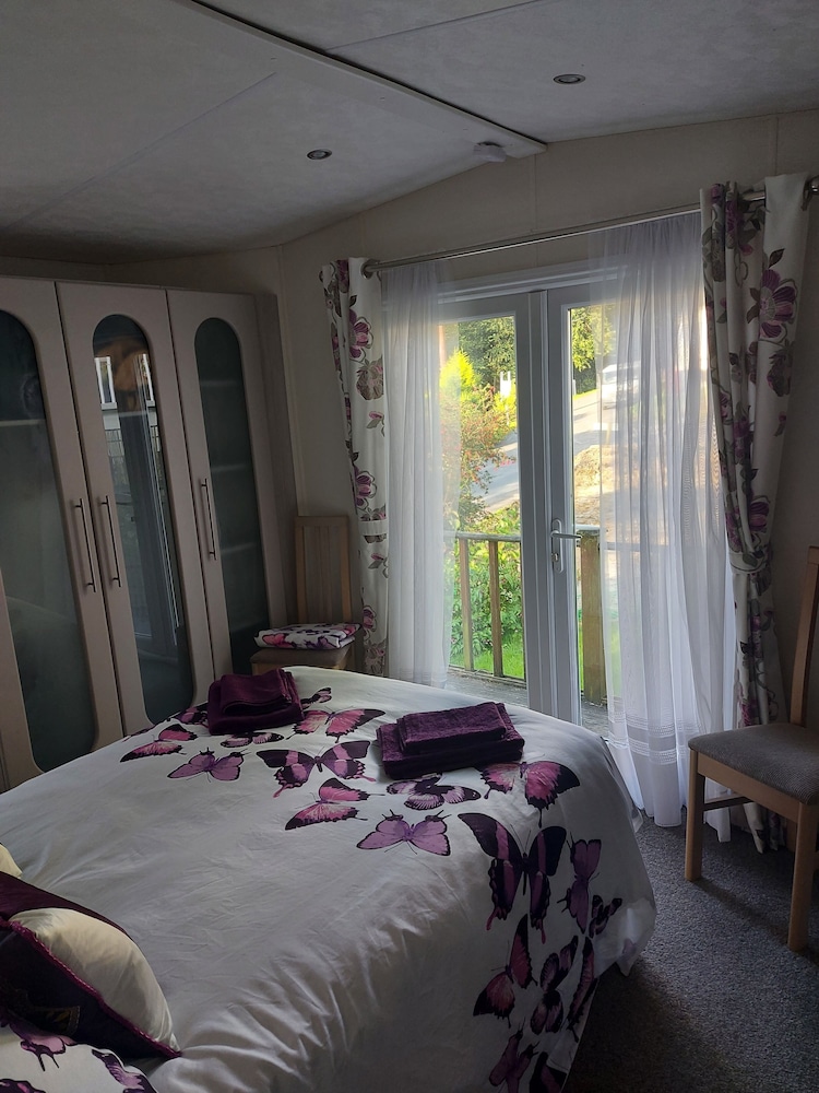 Lodge - Sleeps 6 With Pool Access view 5