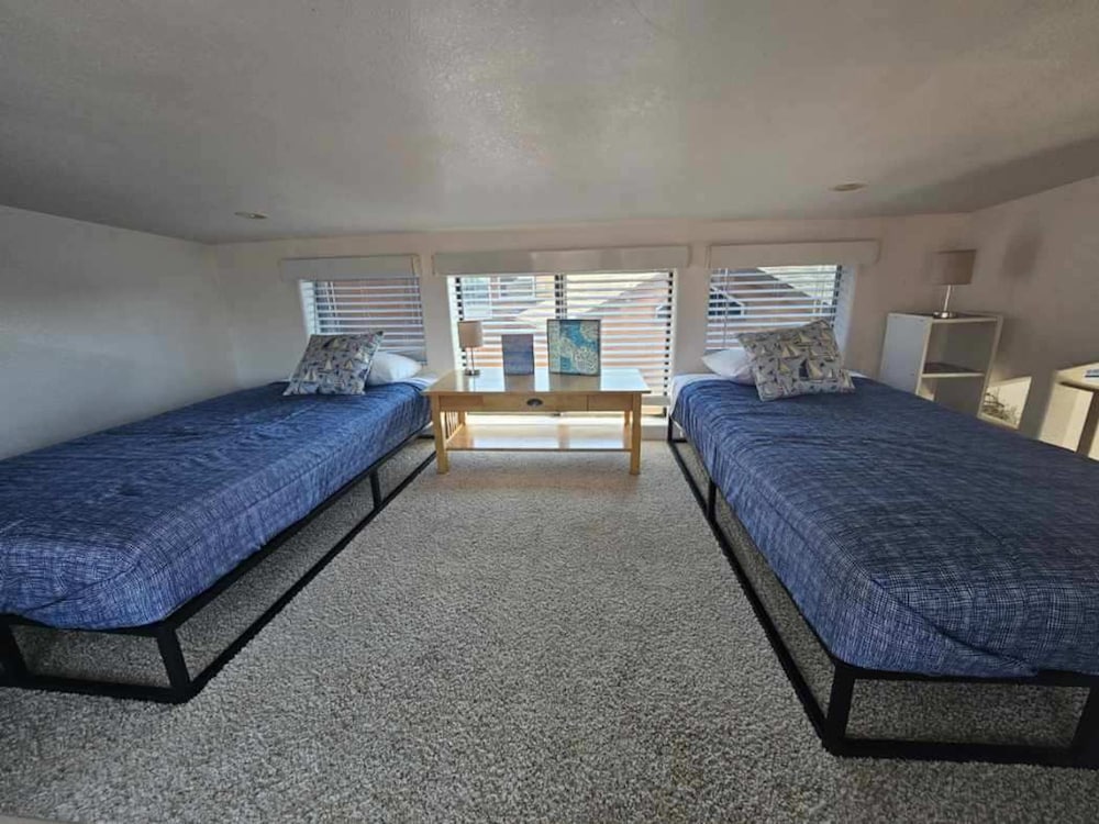 Oceanview Cabin 25 w Jacuzzi Plesant Views
