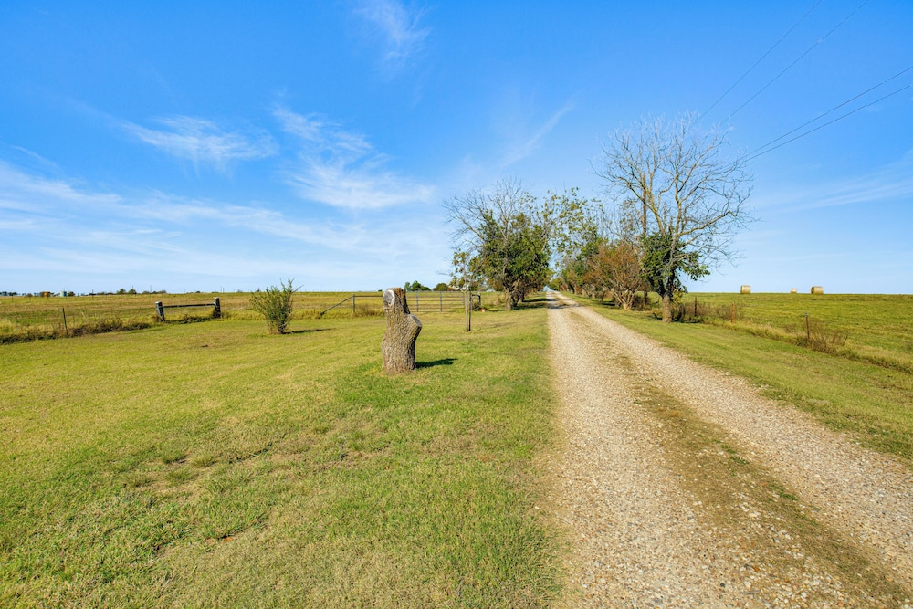 30 Mi to Fort Worth: Rural Retreat w/ Patio!