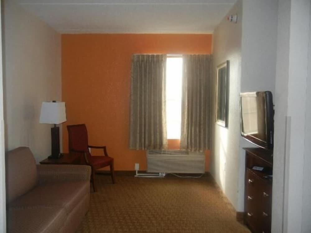 Fayetteville Vacations - Landmark Inn Fort Liberty - Property Image 6