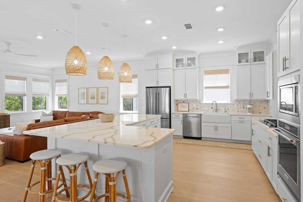 Family-friendly Coastal Escape Grill, Decks & More!
