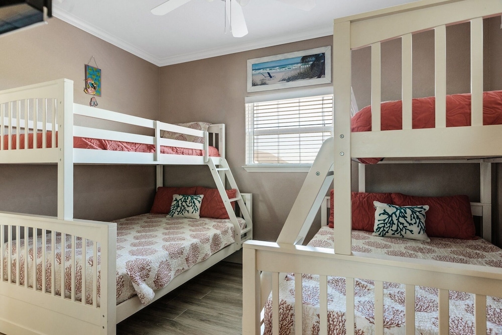 Coastal Cajun Getaway On The Beach! 3 Bedroom Home by Redawning view 5