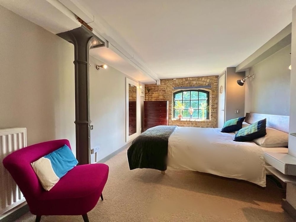 Stunning 2-bed Converted Warehouse - Sleeps 4