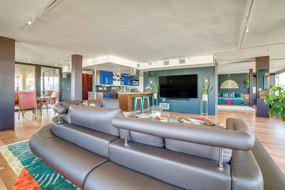 Luxe Dtwn Reno Penthouse ~ 3 Mi to Casinos!
