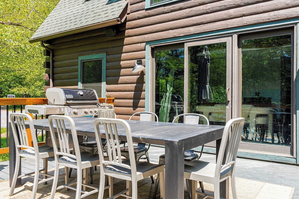 Pool+hot Tub, Firepit Near Hikes, Shops, Dining Cragswood Lodge by Avantstay
