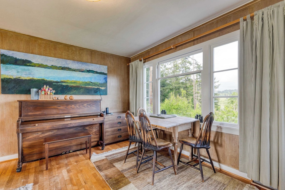 Maxwelton Aerie Bluffside Retreat w/ Sweeping Puget Sound Views + Firepit