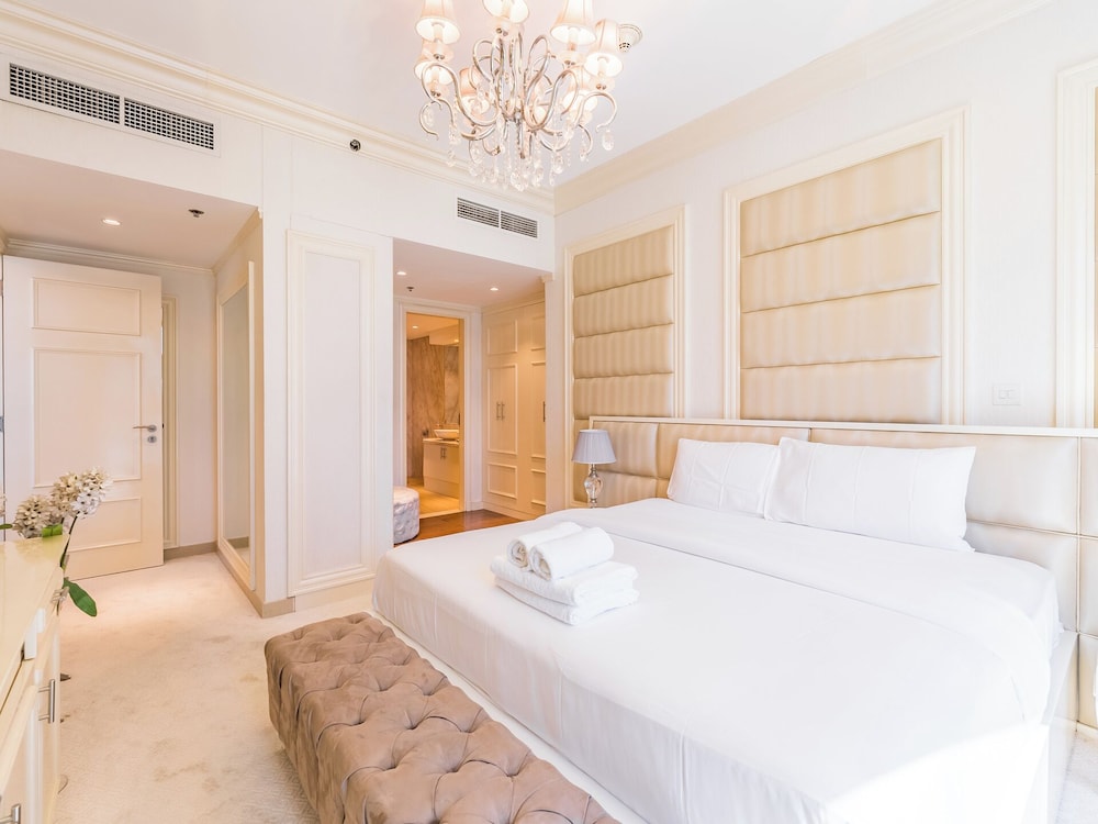 Luxury Spacious Condo in the Iconic Park Towers