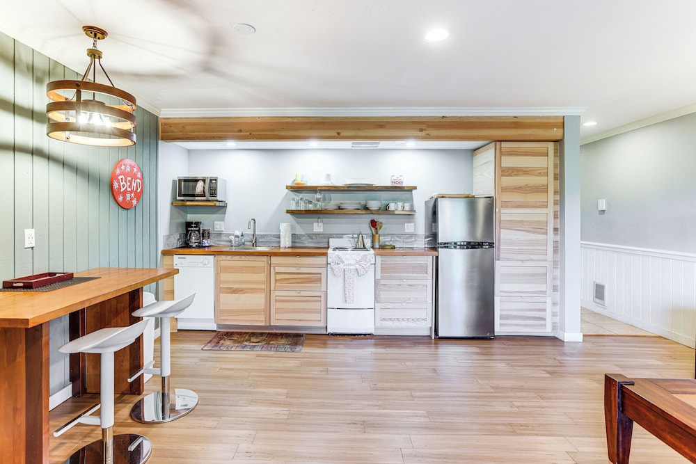 19 Mi to Mt Bachelor Ski Resort: Condo w/ Grill
