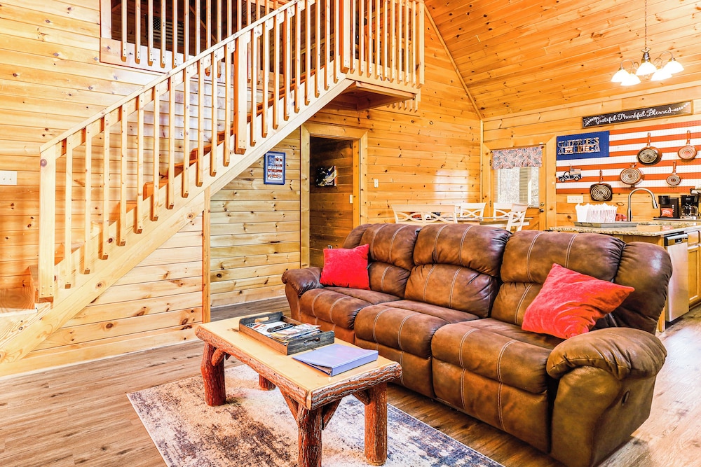 Cabin w/ Deck, Hot Tub & Douglas Lake Resort Perks