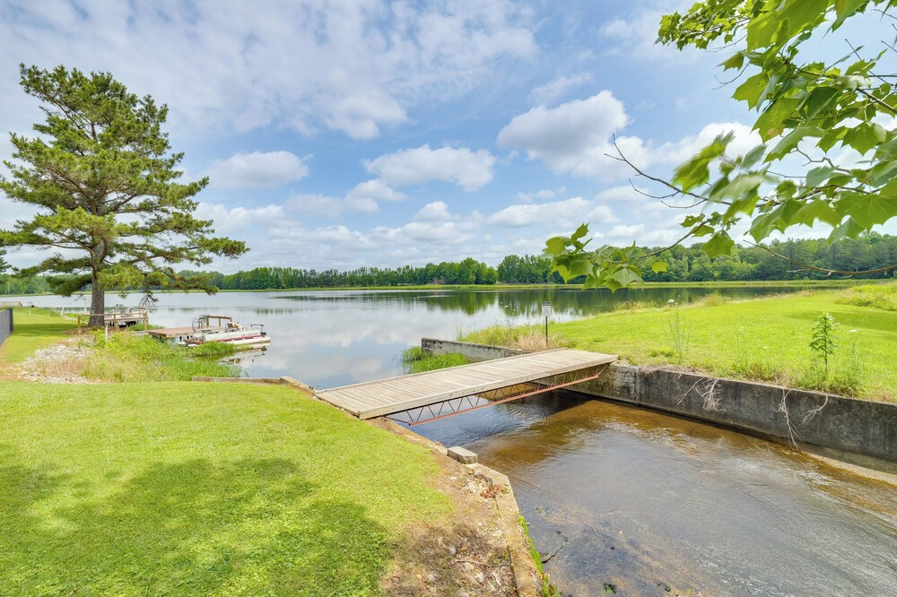 Group Getaway: Lakefront Retreat in Fayetteville!