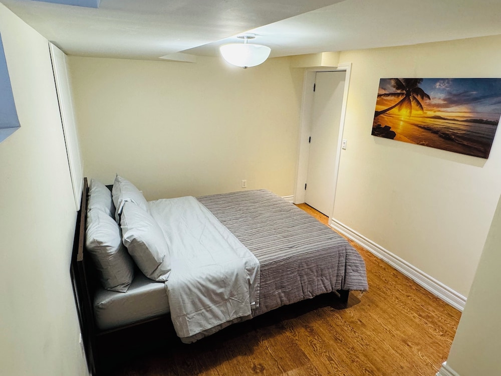 Chic Unit Near Airport and Attractions-2