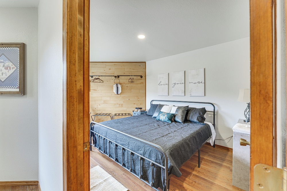 Red River Home w/ Ski Slope, Mtn & River Views!