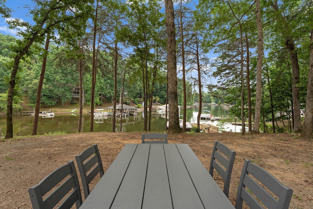Fireside Fun by Avantstay Sleeps 18 Waterfront Pool