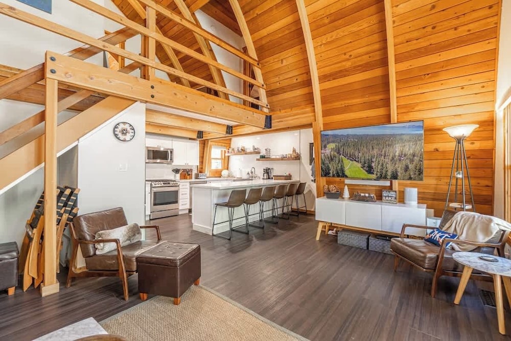 The Canoe Cabin