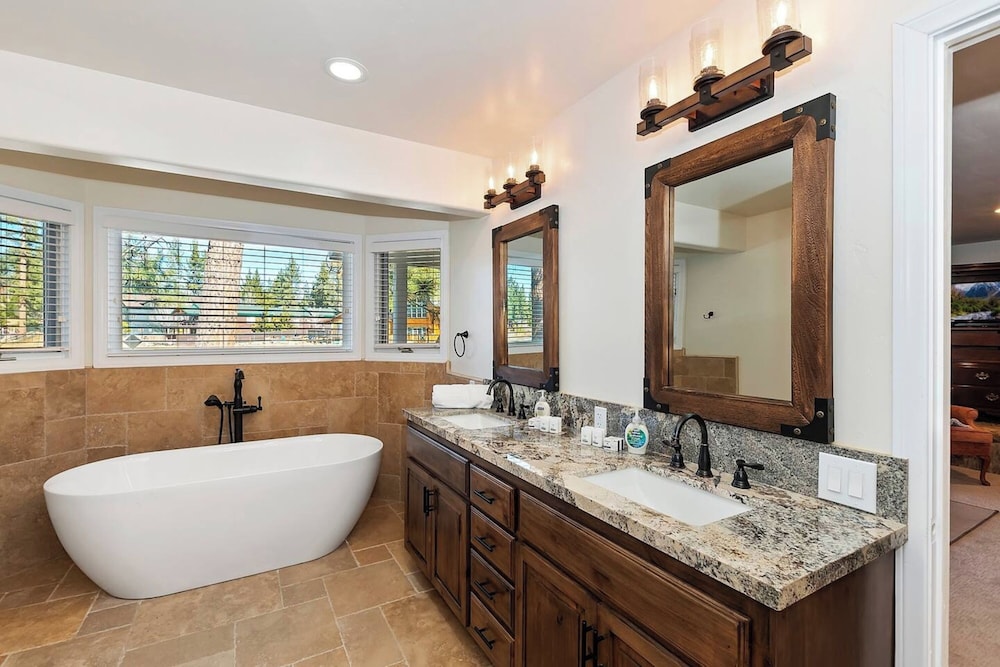 Lakefront Estate with Views and Hot tub