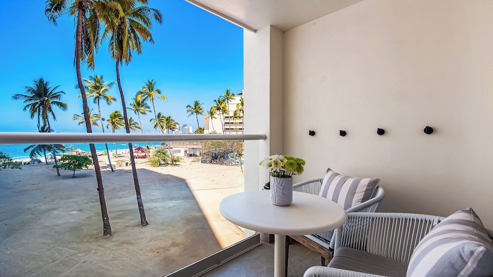 Stunning Beachfront Condo - Sea Views