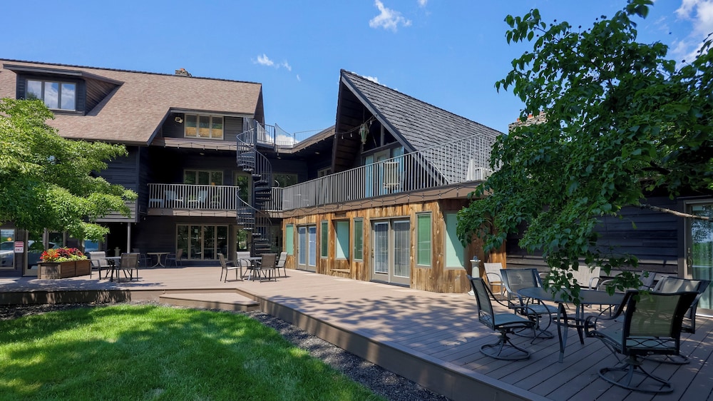 Twin Pine Manor Bed & Breakfast