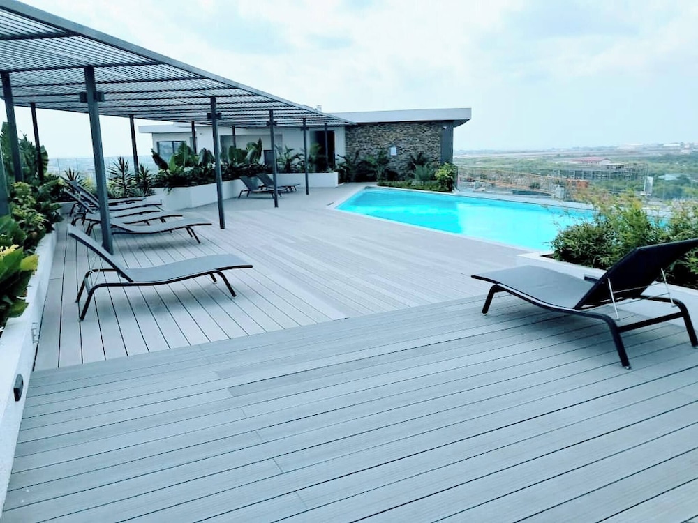 Unique 2 BDR Apartment at Loxwood House With Rooftop Pool and Gym