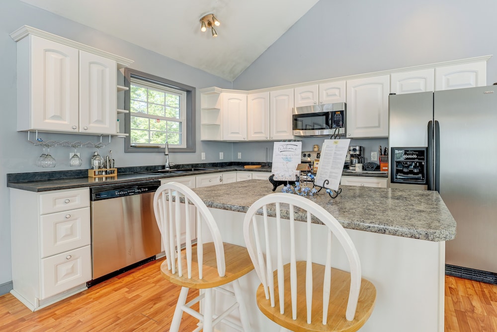 4 Mi to Long Lake! Secluded Haven w/ Fenced Yard