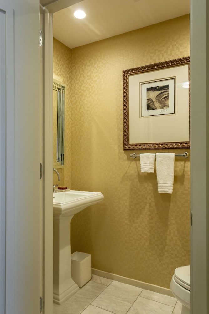 Luxury Condo on the Beach - Image 3